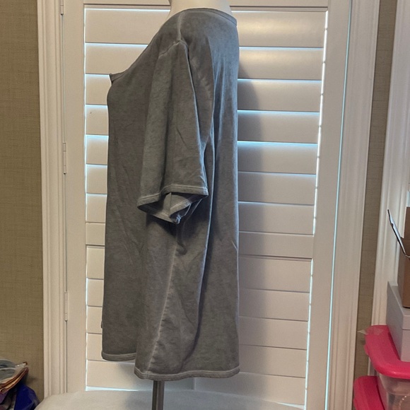 Terra & Sky Gray Short Sleeve Women's Top - Picture 5 of 6